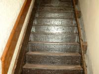 Gerade Holztreppe vor der Sanierung 