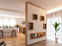 Drehbare Fernsehwand mit Hängeregalen 