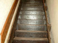 Gerade Holztreppe vor der Sanierung 