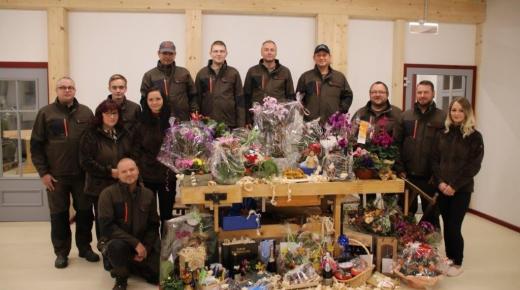 Gruppenfoto mit Geschenken