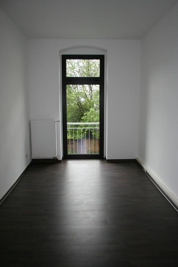 Laminatboden und Balkontür dunkel 