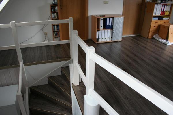 Laminatboden dunkel und Holztreppe 