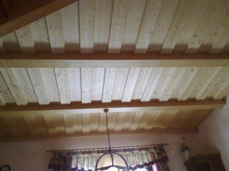 Deckenverkleidung aus Holz