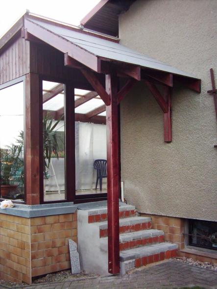 Vordach von einem Wintergarten in rot