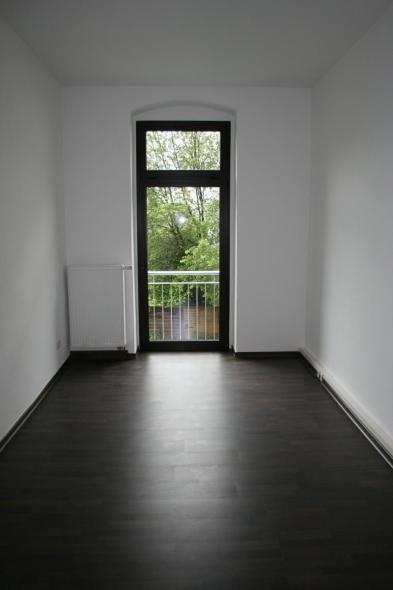 Laminatboden und Balkontür dunkel 