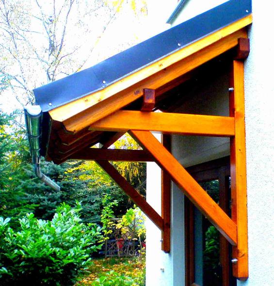 Vordach aus Holz mit Regenrinne