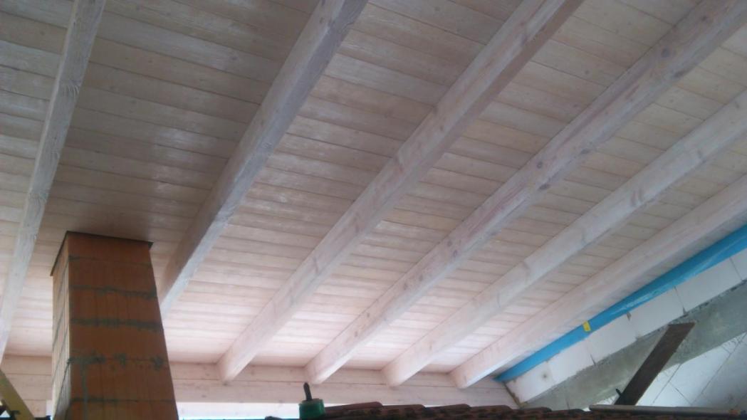 Deckenverkleidung hell mit Holz-Dielen