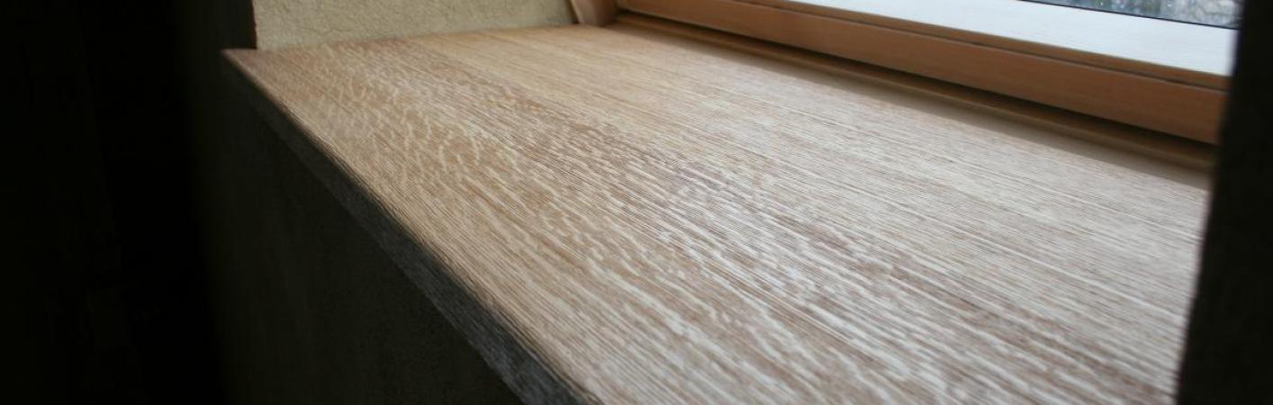 Holz-Fensterbank bei Holzfenster in Dachschräge